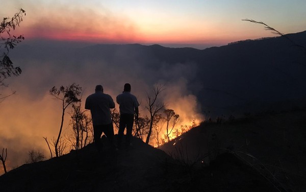 Moradores de Sabará inconformados denunciam incêndios em mata