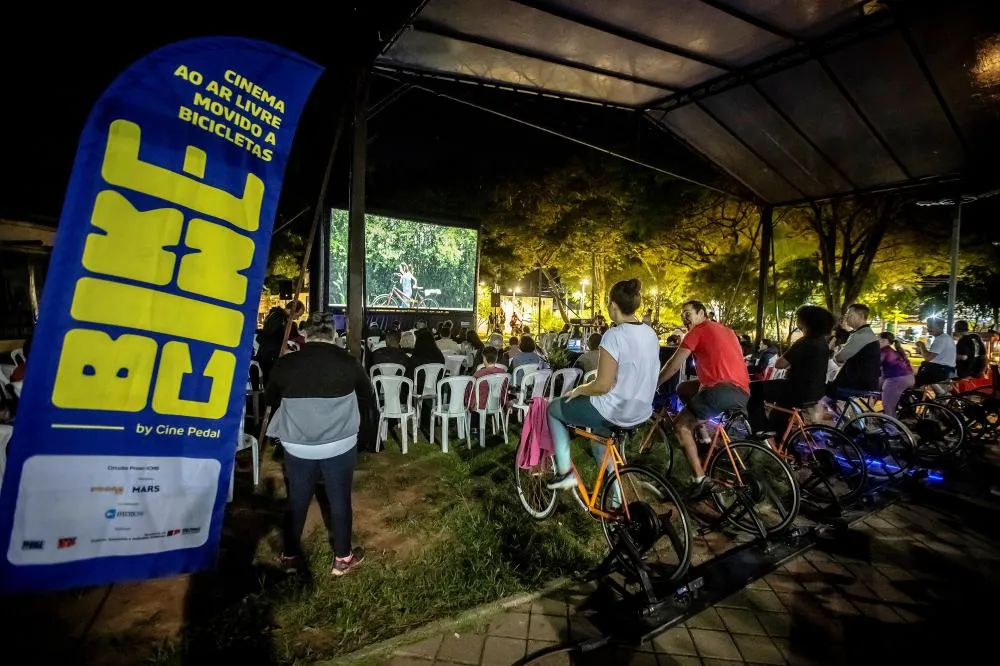 BikeCine: Cinema ao ar Livre com energia sustentável chega a Sabará. Evento une cultura, sustentabilidade e esporte